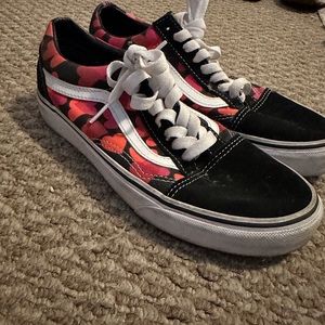 Vans women’s old school heart print size 8